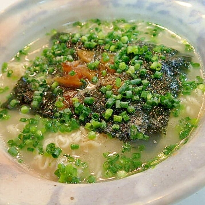 味付け海苔と福神漬けと小葱の豚骨ラーメン